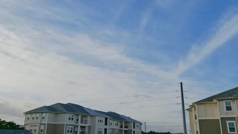 Lapso-De-Tiempo-De-Las-Nubes-Moviéndose-Sobre-El-Complejo-De-Apartamentos,-Despejando-El-Frente-Del-Clima-Revelando-Cielos-Azules-Texas