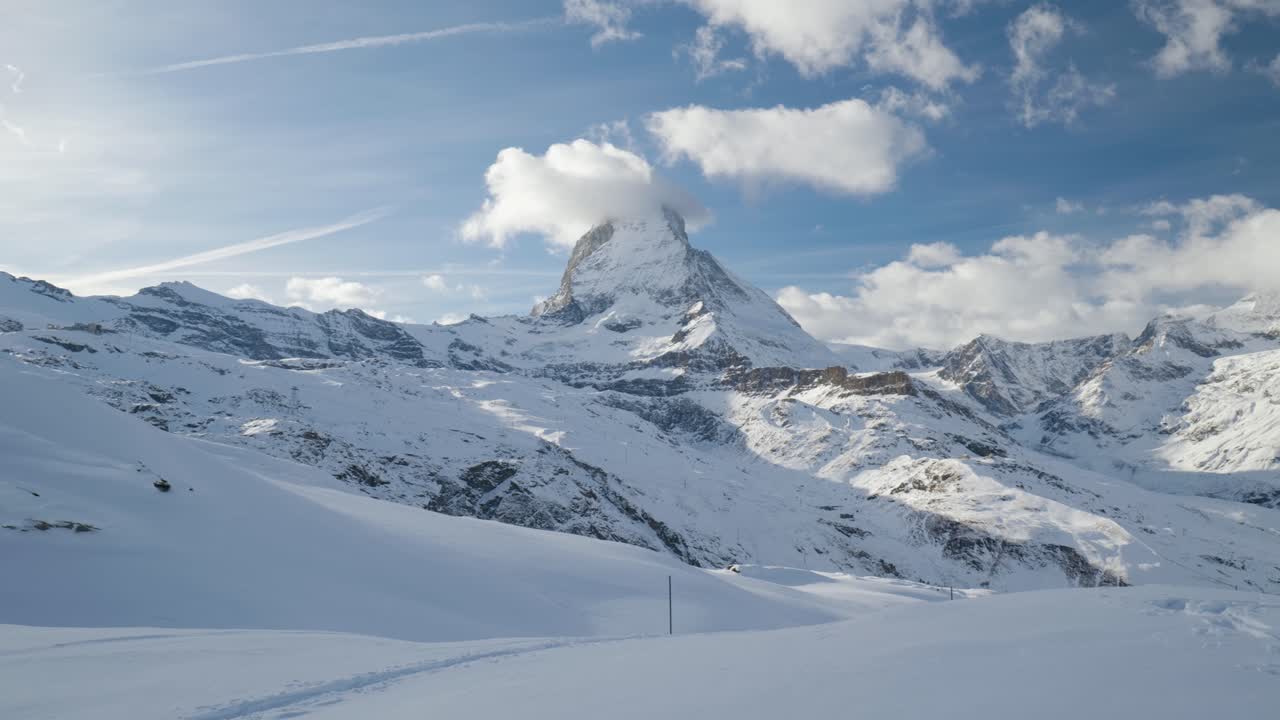 toma panorámica lenta del paisaje montañoso cubierto de nieve con matterhorn, alpes suizos famosa estación de esquí del glaciar zermatt