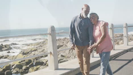 una feliz pareja de ancianos afroamericanos que pasan tiempo juntos en la playa, cámara lenta