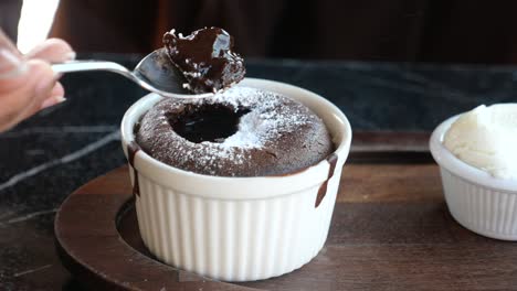 un delicioso pastel de lava de chocolate