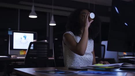 Businesswoman-working-in-a-modern-office-by-night