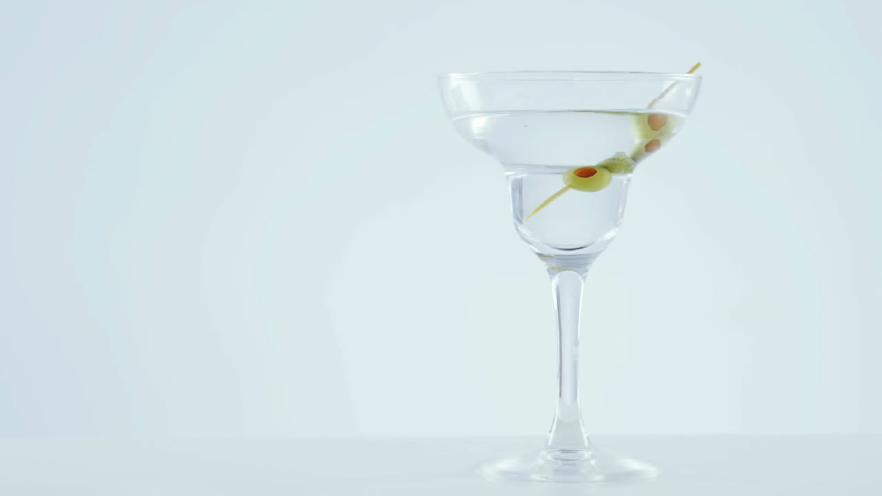 Video di un bicchiere di martini su sfondo bianco