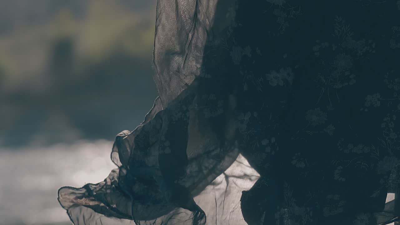 강한 바람에 흔들리는 부드러운  ⁇  스커트 클로즈업 슬로우 모션