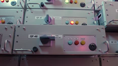 primer plano del panel de control eléctrico
