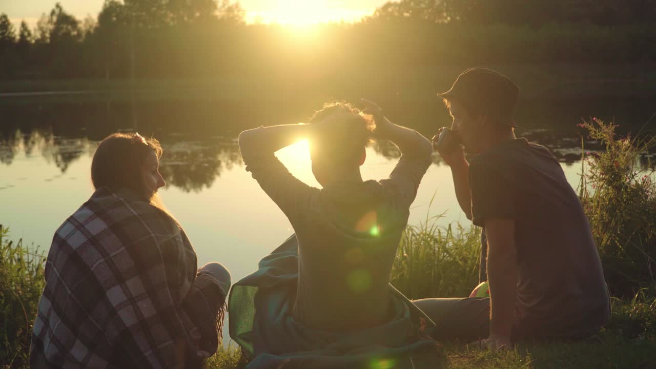 흥미로운 하루 후 젊은 관광객들이 인상을 교환합니다. 젊은이들이 휴식을 취하고 있습니다.