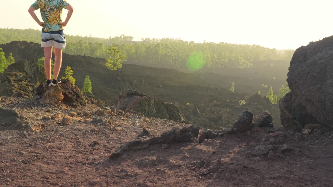 turista vistiendo ropa de verano puso las manos en la muñeca disfrutando del panorama en tenerife