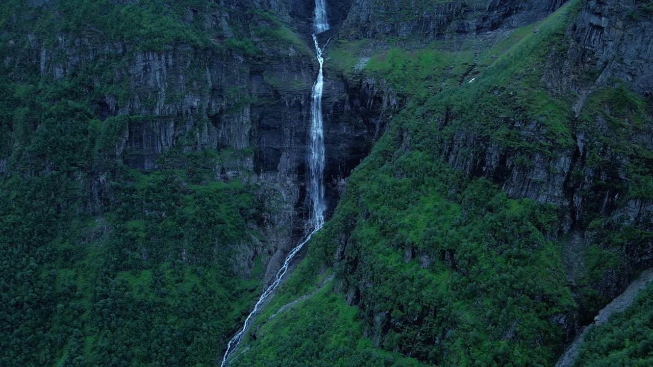 tiro de drone que muestra una cascada masiva entre montañas idílicas en noruega