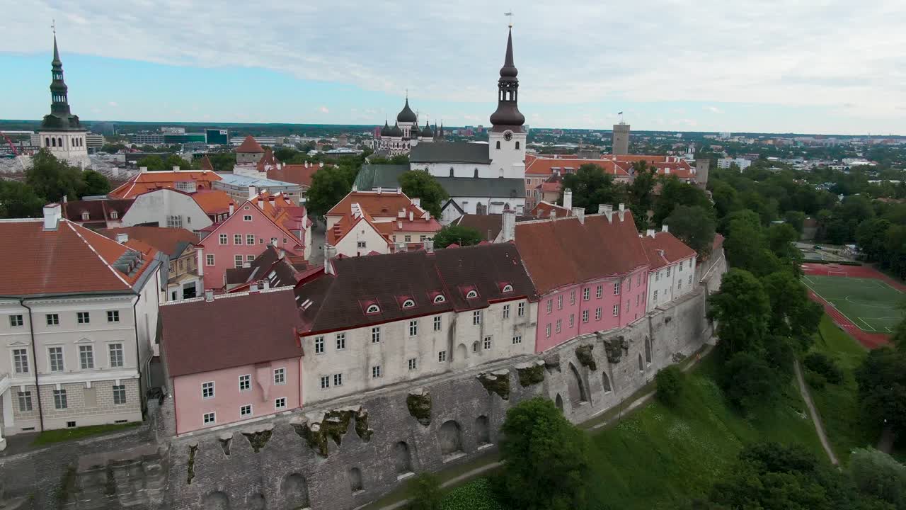 drone disparado moviéndose en el casco antiguo de tallin en europa, estonia, báltico