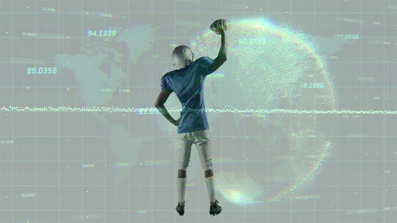 Giocatore di calcio che tiene il pallone sopra una mappa del mondo digitale e animazione di dati