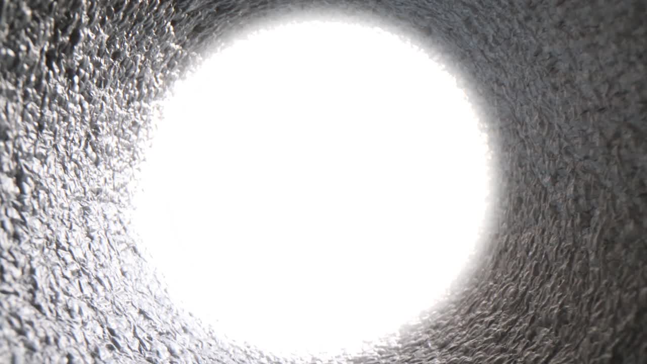 어두운 회색 터널과 밝은 끝 클로즈업 4k