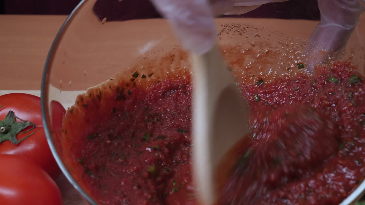 집에서 만든 피자 소스를 만드는 것