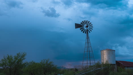 Molino-De-Viento-Tradicional-Y-Tanque-De-Agua-En-El-Rancho-Con-Relámpagos-En-El-Fondo-En-Sonoita,-Arizona,-Ee.uu.