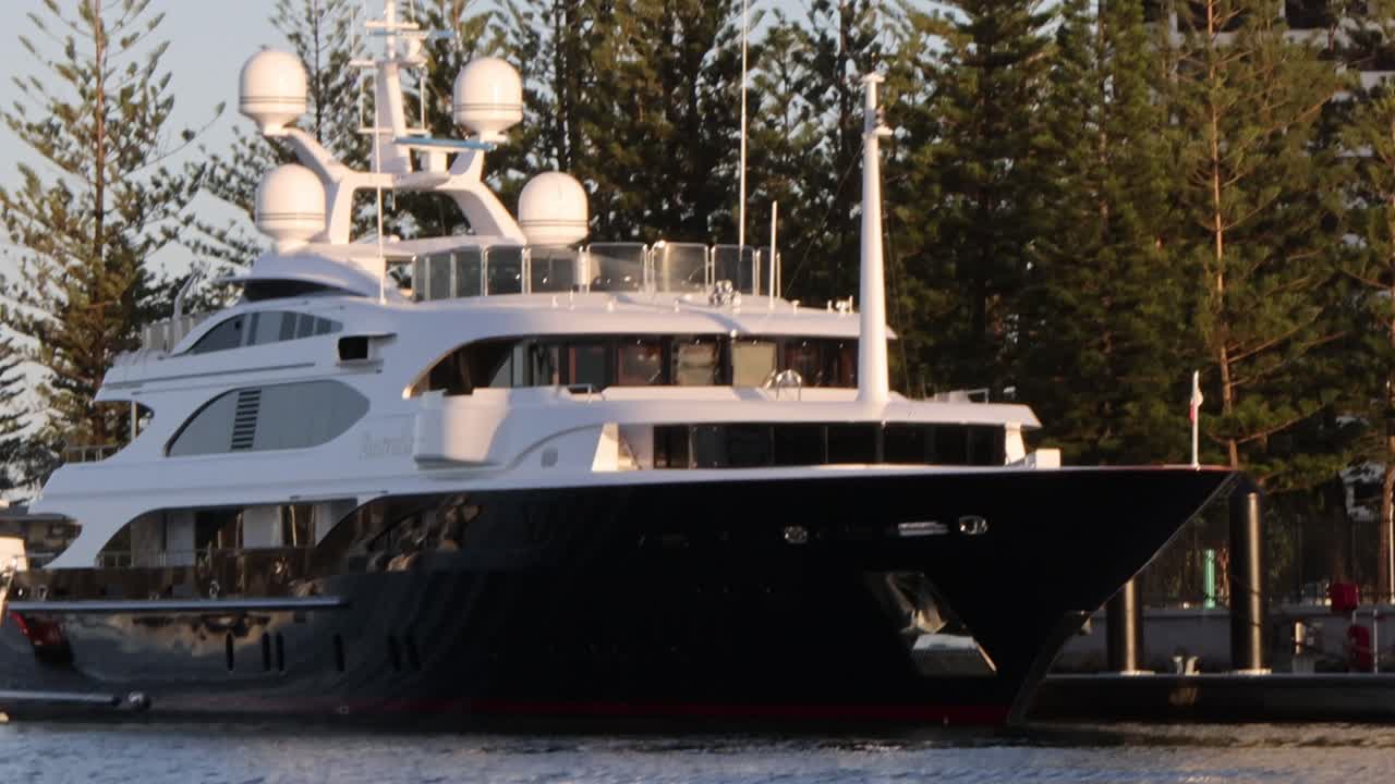 Uno yacht di lusso attracca in un porto turistico