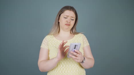 The-phone-of-the-young-woman-talking-on-the-phone-runs-out-of-charge.