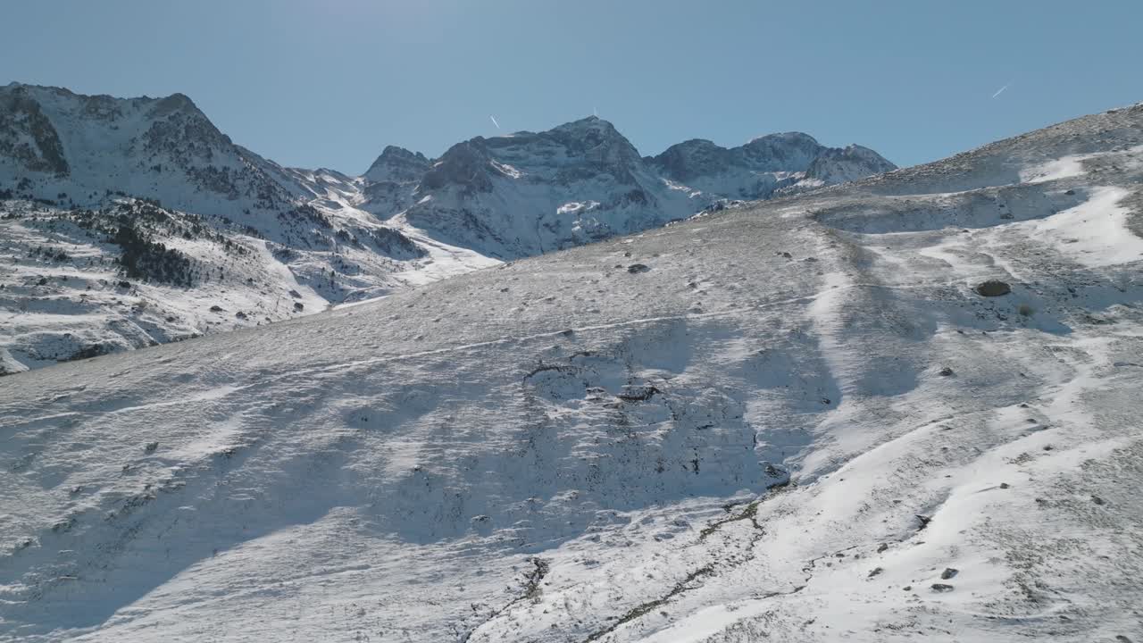 захватывающий вид на снежную гору