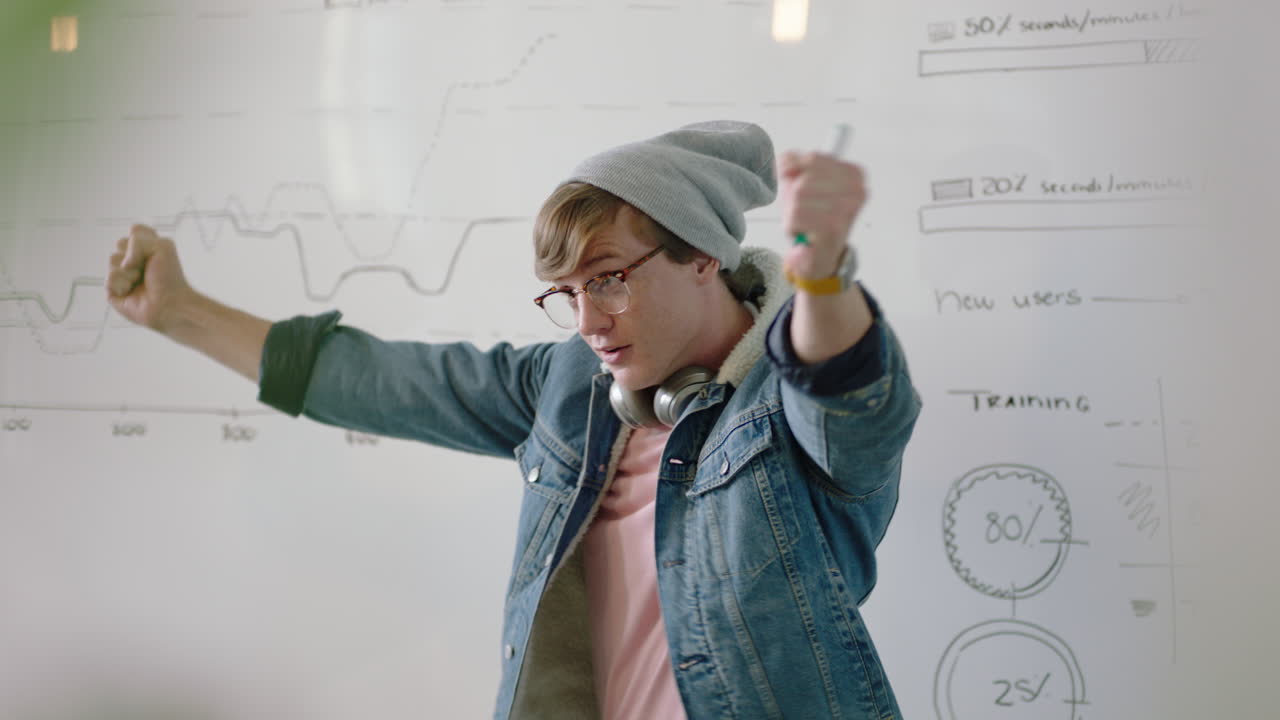 젊은 학생 그룹이 축하합니다. 백인 팀 리더, 남자 춤추는 재미, 승리를 즐기는 춤, 친구들이 성공적인 팀워크를 축하합니다. 행복한 다채로운 사무실 프레젠테이션