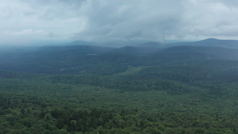 Eine-Luftaufnahme-Des-Seneca-Creek-Valley-Und-Des-Aussichtsturms-Auf-Dem-Spruce-Knob,-Dem-Höchsten-Punkt-In-West-Virginia