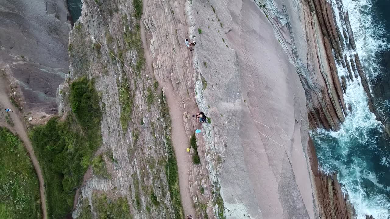 pareja en los acantilados de zumaia visto desde arriba
