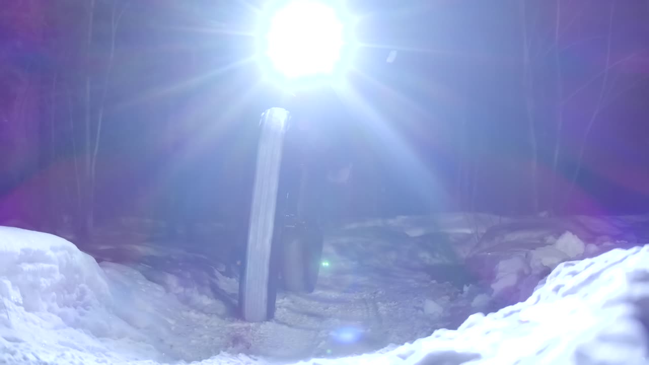 fatbike 여성 라이더 겨울 밤 트레일 근접 촬영 slomo 내려오고