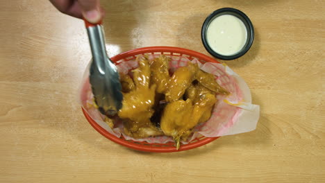 top shot de alitas de pollo con queso y mayonesa