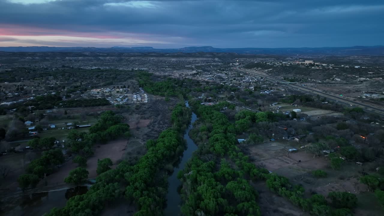 Fiume stretto nel paesaggio rurale di Sedona, in Arizona, Stati Uniti.