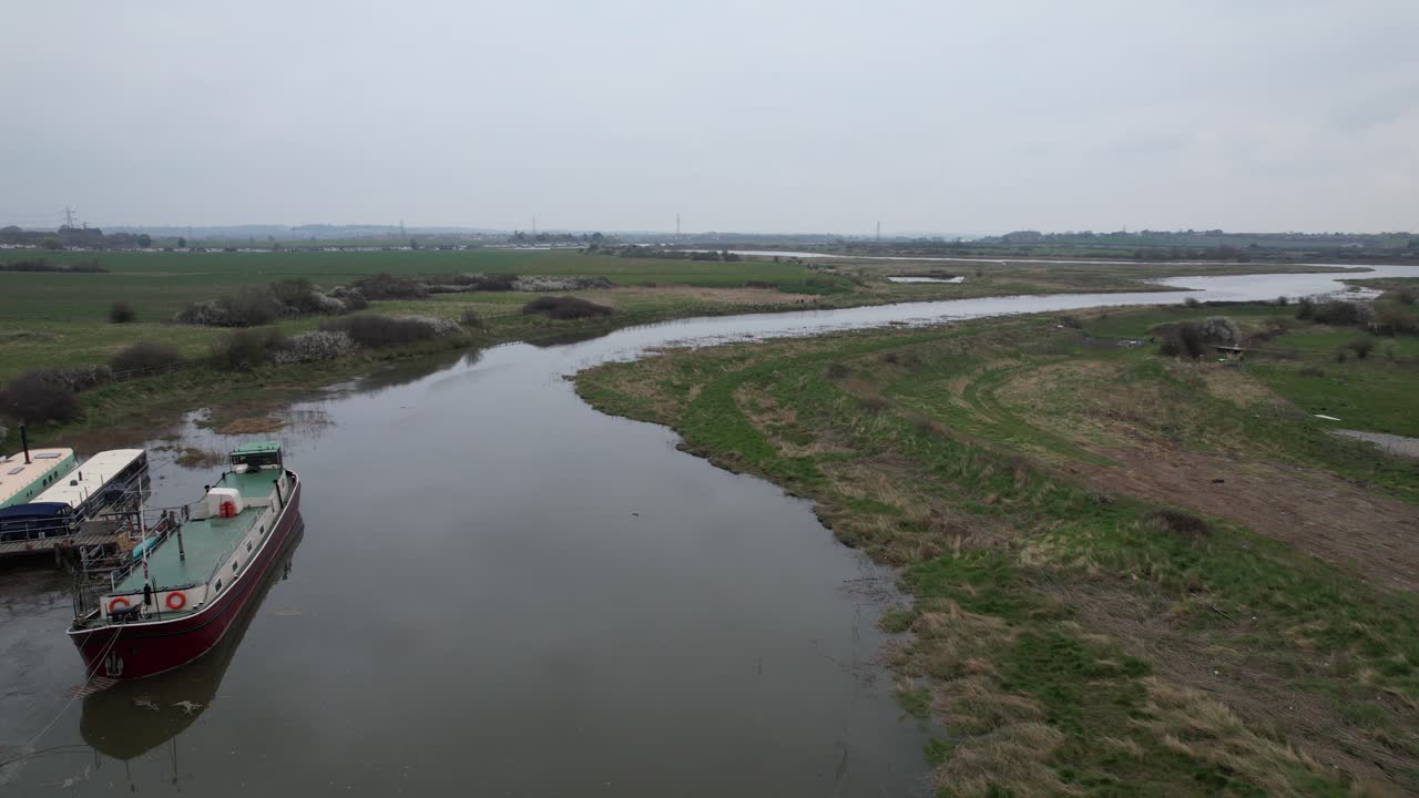 río crouch essex inglaterra cerca de battlebridge imágenes aéreas de drones