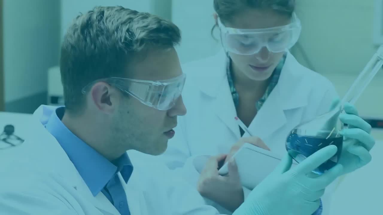 animación de globo móvil sobre un grupo diverso de estudiantes que utilizan computadoras