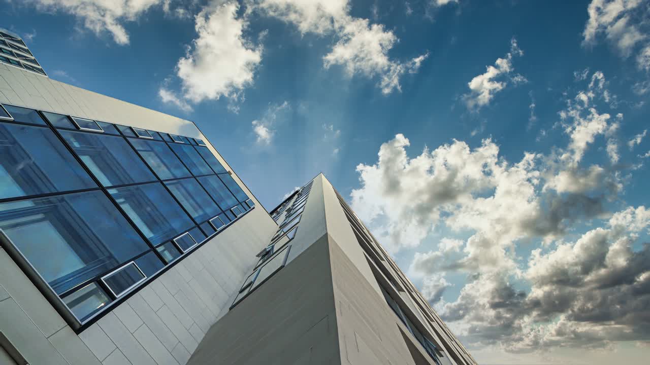 nubes animadas sobre un edificio de gran altura