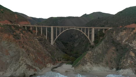 puente bixby creek en big sur, california, vista aérea, océano pacífico