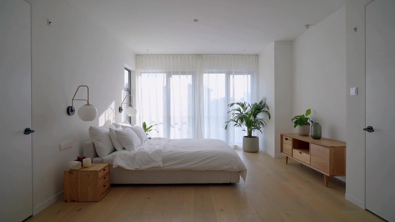 Mostra un letto a piattaforma basso inondato dalla luce solare mutevole che filtra attraverso tende trasparenti in una camera da letto moderna.