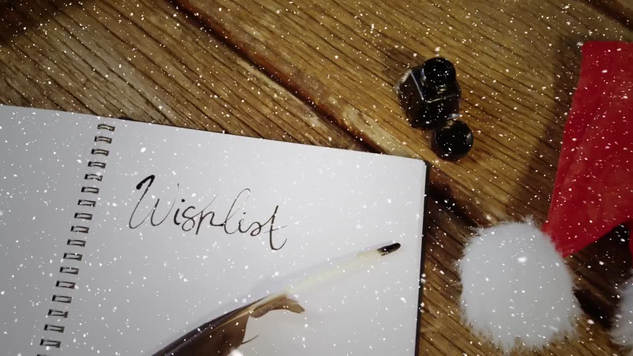 크리스마스 장식과 함께 책상 위에 눈이 내리는 비디오 구성