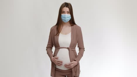마스크를 착용 한 임신 한 여성