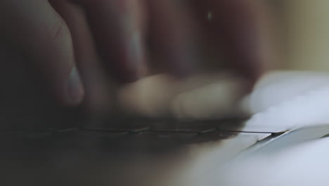 primer plano de las manos escribiendo en un teclado de portátil