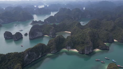 Disparo-De-Un-Dron-Volando-Sobre-Acantilados-E-Islas-Con-Agua-Azul-En-Cat-Ba-Y-La-Bahía-De-Halong-En-El-Norte-De-Vietnam