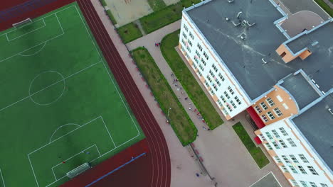 학교 마당 에 있는 스포츠 경기장 에 있는 축구장