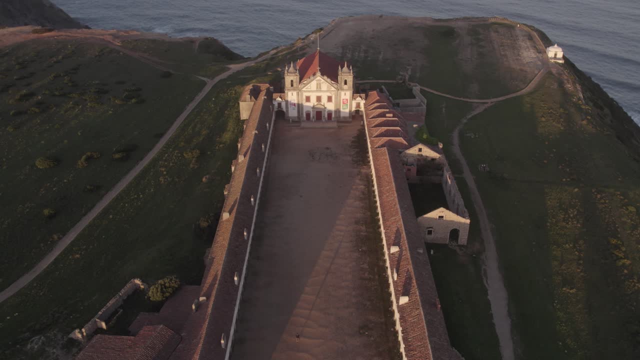 tomada amplia del santuario de nuestra señora do cabo espichel durante el amanecer, aérea