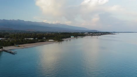 Lago-De-Montaña---Issyk-Kul---Kirguistán---Disparo-De-Drone