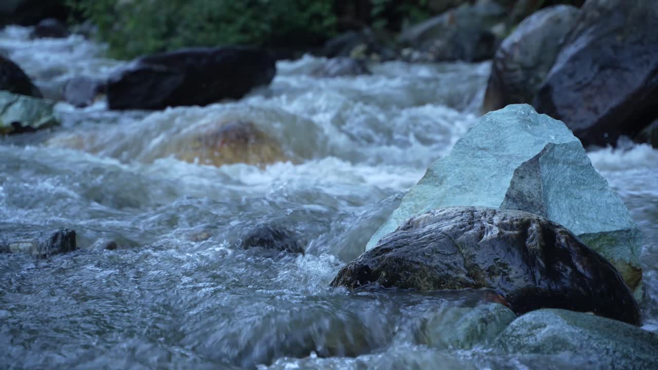 L'acqua scorre attraverso un fiume montano torrenziale