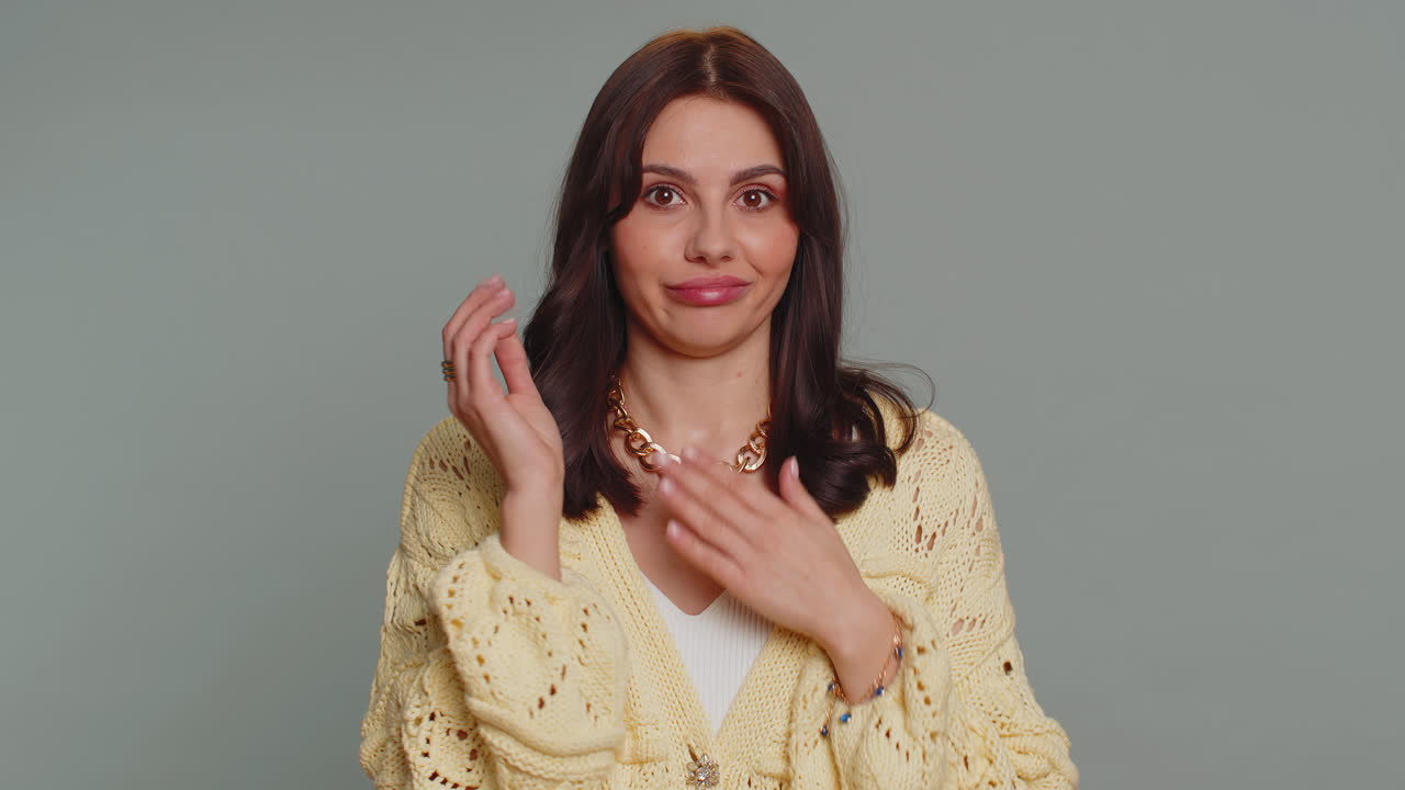 여자 손으로 입을 닫고, 겁에 질려서, 제스처로 "아니요"라고 말하고, 끔찍한 비밀, 진실을 말하기를 거부합니다.