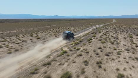 viaje por carretera en tierras remotas cerca del parque nacional del cañón charyn en kazajstán