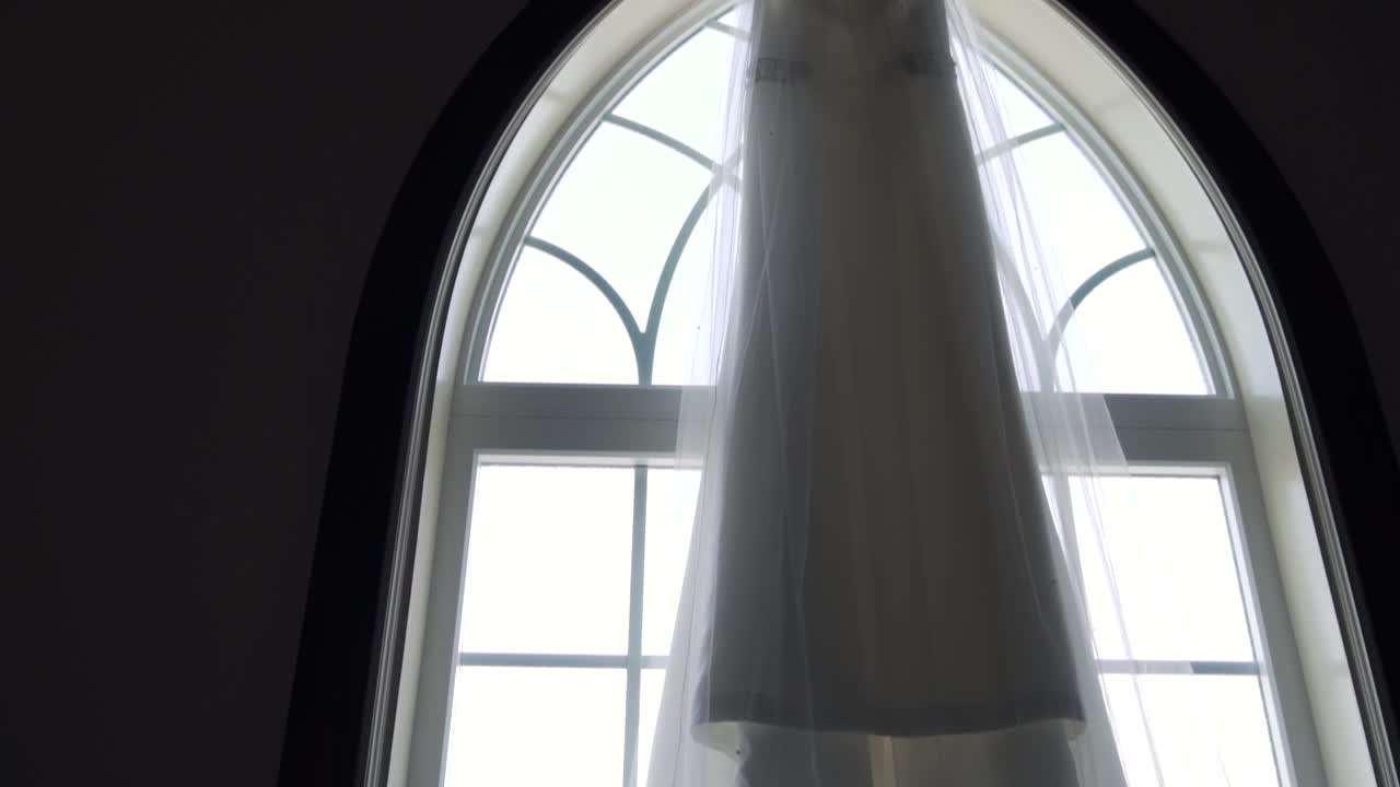 신부가 결혼식 날 입을 준비가 된 웨딩 드레스의 위쪽 각도 슬라이더 샷