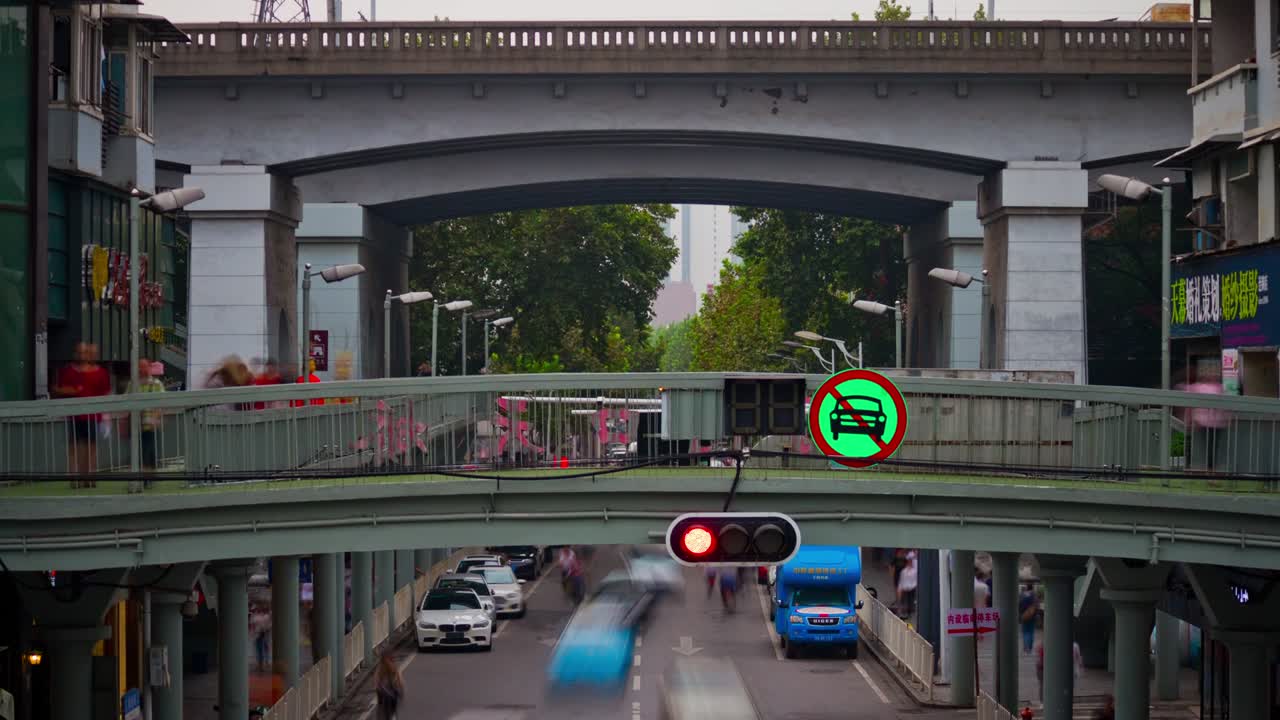 우한 시의 낮 시간 교통 거리, 비는 보행자 다리, 파노라마, 4k 타임 스, 중국