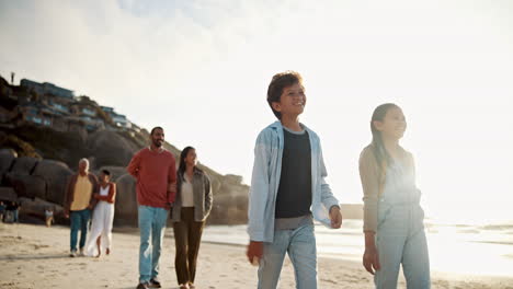 señalando, niños y caminando por la playa