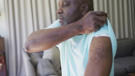 Hombre-Afroamericano-Mostrando-Yeso-En-El-Brazo-Donde-Fue-Vacunado-Contra-El-Coronavirus