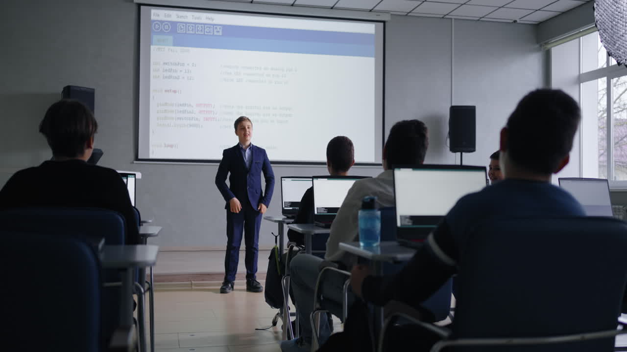 소년이 수업에 코드를 제시하고 있습니다.