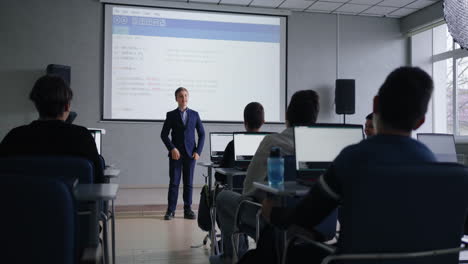 niño presentando el código a la clase