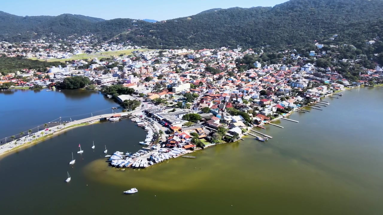 Vista aerea con drone del centro di Florianópolis in laguna, vicino a montagne e spiagge