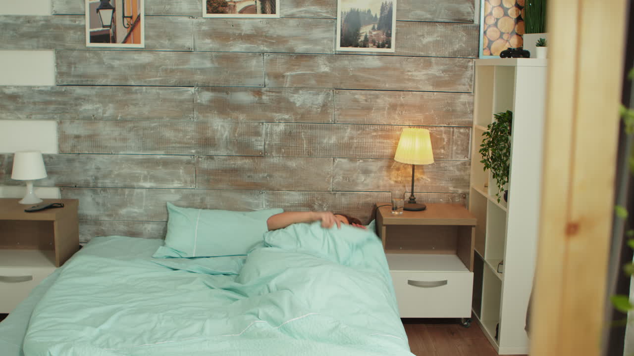 아름다운 여성이 깨어나는 모습을 드러내는