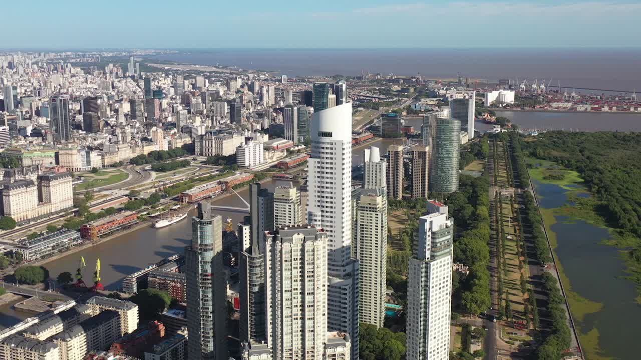 horizonte de buenos aires donde las estructuras urbanas se encuentran con la extensión verde de la reserva ecológica, cerca del río
