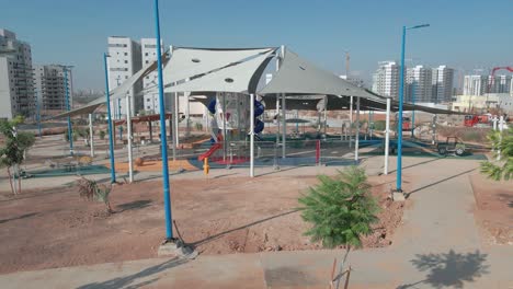 Fahrgeschäfte-Auf-Dem-Spielplatz-In-Neuen-Stadtteilen-In-Der-Südlichen-Bezirksstadt-Netivot,-Israel